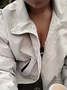 venu00 online show from December 5, 6:33 am