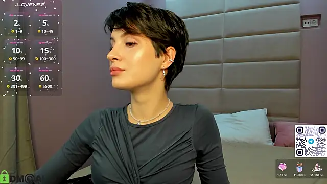 Adeline Perle online show from November 17, 1:11 am