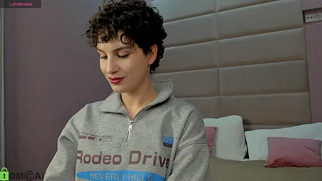 Adeline Perle online show from December 3, 1:02 am