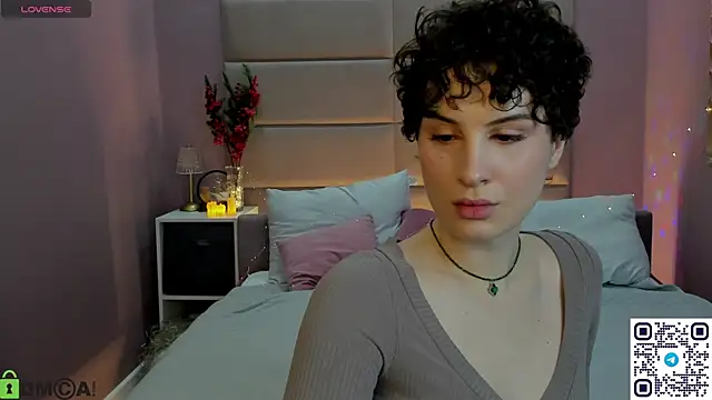 Adeline Perle online show from December 5, 1:14 am