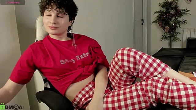 Adeline Perle online show from January 10, 1:51 am