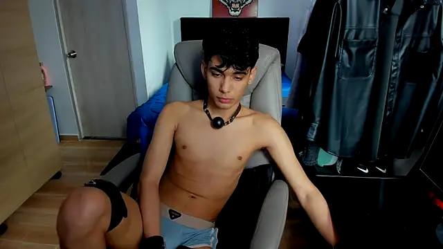 Snapshot of AliottTwink chatting on July 1, 1:02 pm AliottTwink online show from July 1, 1:02 pm