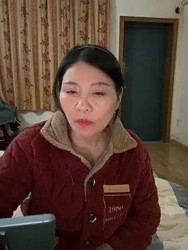 Snapshot of xiiuuff18 chatting on February 12, 12:00 pm xiiuuff18 online show from February 12, 12:00 pm