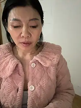 Snapshot of xiiuuff18 chatting on February 19, 12:01 pm xiiuuff18 online show from February 19, 12:01 pm