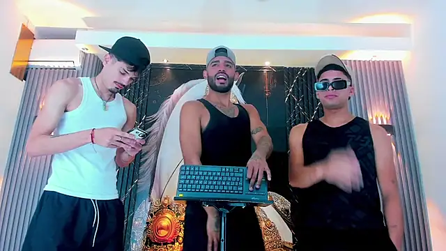 Snapshot of Extreme_boys2 chatting on October 17, 1:46 pm Extreme boys2 online show from October 17, 1:46 pm