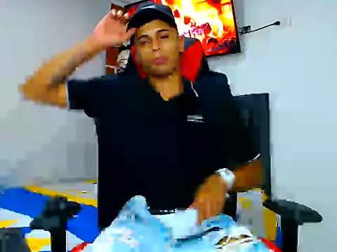 Snapshot of cristian_tayron1 chatting on June 2, 7:32 am cristian tayron1 online show from June 2, 7:32 am