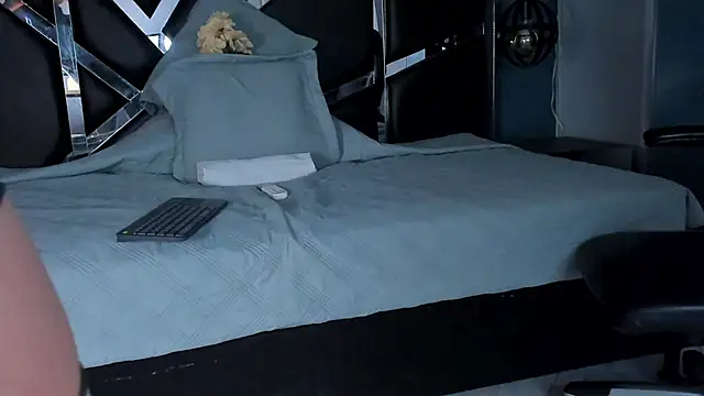 Julieth brown  online show from October 7, 7:55 pm