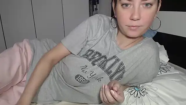 petite danielle online show from February 16, 8:32 am