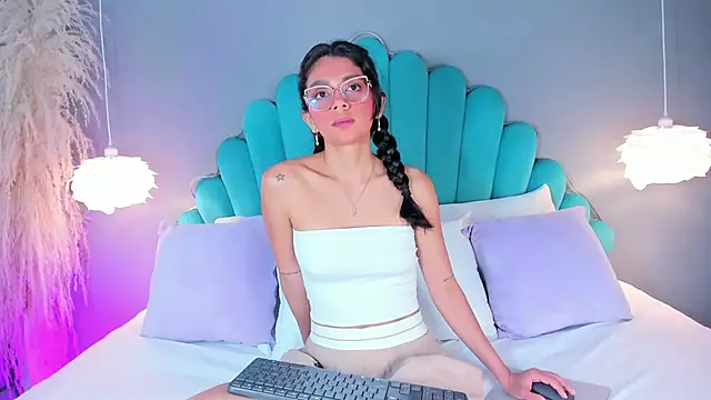 AlassiaHocthner online show from September 18, 11:45 am