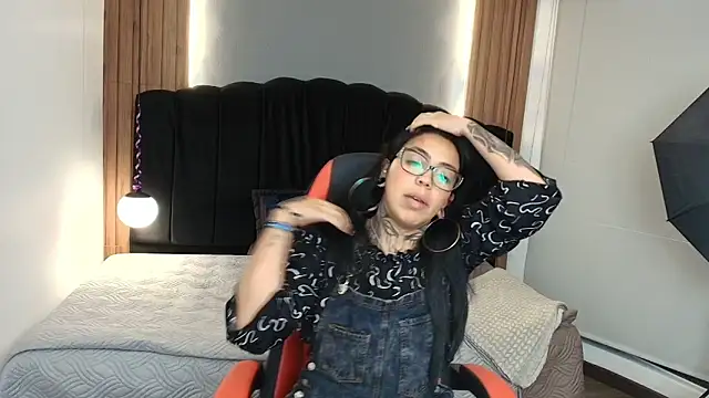 Snapshot of LiaMonroee_ chatting on May 20, 12:11 pm LiaMonroee online show from May 20, 12:11 pm