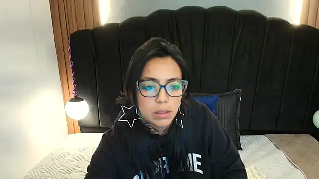 Snapshot of LiaMonroee_ chatting on May 21, 12:01 pm LiaMonroee online show from May 21, 12:01 pm