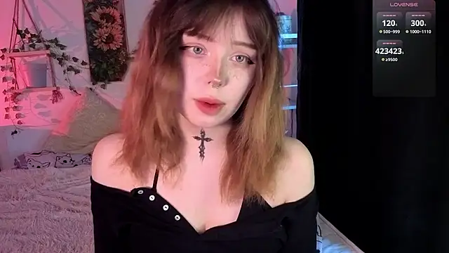 Snapshot of RileyVice chatting on February 1, 8:13 am RileyVice online show from February 1, 8:13 am