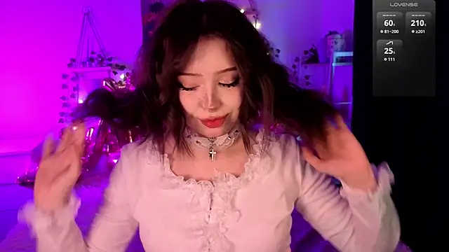 Snapshot of RileyVice chatting on February 10, 9:57 am RileyVice online show from February 10, 9:57 am