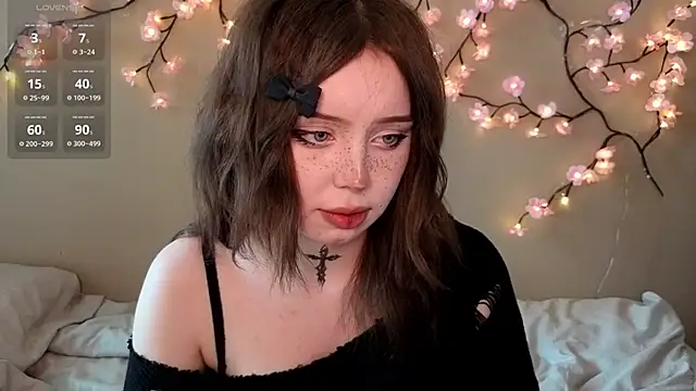 Snapshot of RileyVice chatting on February 22, 8:24 am RileyVice online show from February 22, 8:24 am