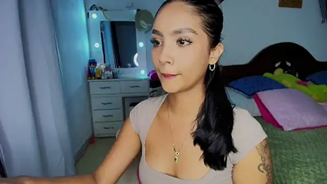 mia yireth online show from October 19, 12:33 am