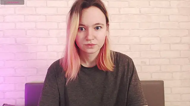 Ericha Stone online show from April 4, 1:26 am