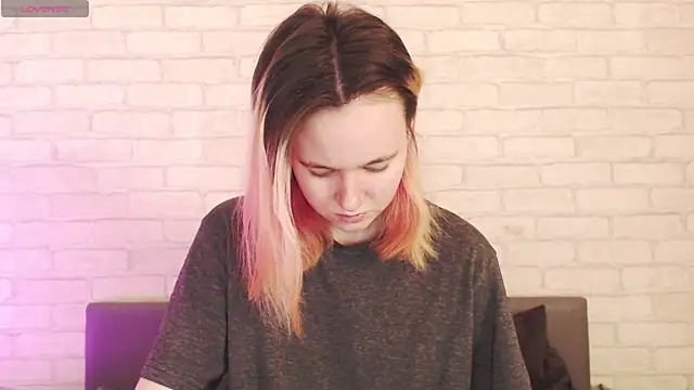 Ericha Stone online show from April 10, 1:33 am