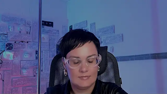 LauraDavidsons online show from November 14, 4:28 pm