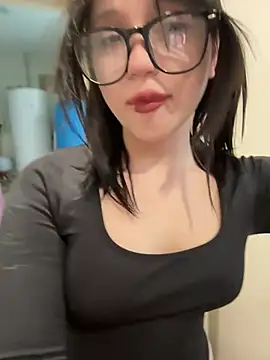 YourLittleDevil online show from March 21, 9:36 am