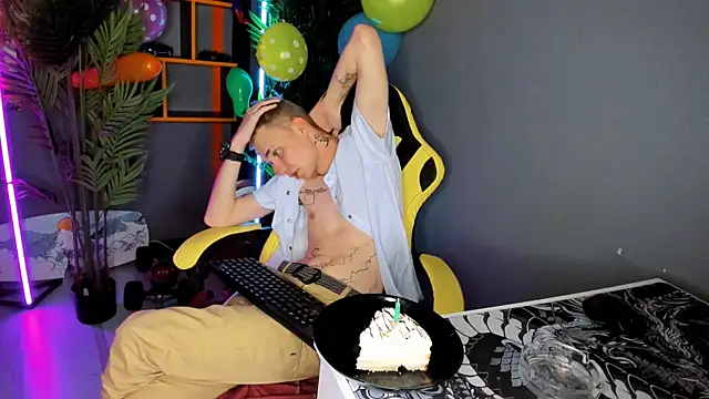 Snapshot of TimBlaks chatting on September 10, 4:56 am TimBlaks online show from September 10, 4:56 am