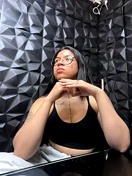 Snapshot of lil_charme chatting on October 23, 11:03 pm lil charme online show from October 23, 11:03 pm