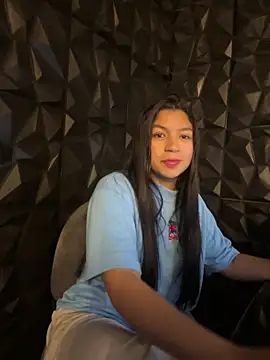 Snapshot of lil_charme chatting on October 27, 4:33 pm lil charme online show from October 27, 4:33 pm