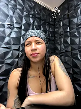 Snapshot of lil_charme chatting on October 31, 9:05 pm lil charme online show from October 31, 9:05 pm