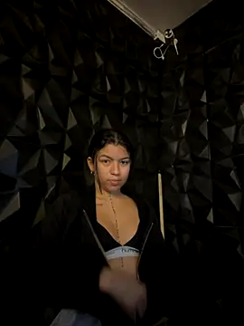 Snapshot of lil_charme chatting on November 2, 8:22 pm lil charme online show from November 2, 8:22 pm