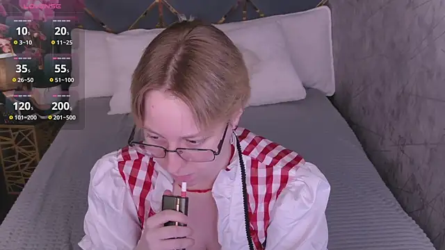 Snapshot of AlexandraGreen chatting on June 14, 4:31 pm AlexandraGreen online show from June 14, 4:31 pm
