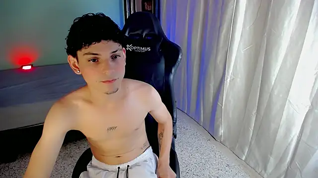 dilan hott  online show from October 3, 8:39 pm