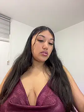 Snapshot of SharaRous chatting on May 2, 12:48 am SharaRous online show from May 2, 12:48 am