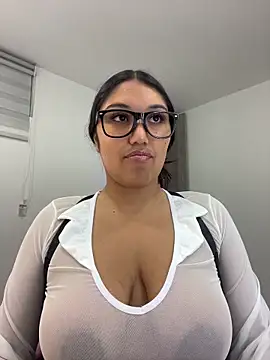 Snapshot of SharaRous chatting on May 14, 1:34 am SharaRous online show from May 14, 1:34 am