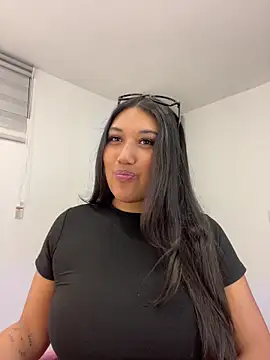 Snapshot of SharaRous chatting on May 15, 12:28 am SharaRous online show from May 15, 12:28 am