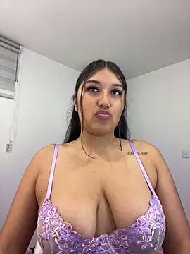 Snapshot of SharaRous chatting on May 17, 8:38 pm SharaRous online show from May 17, 8:38 pm