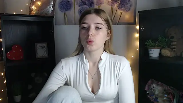 JuiceLips   online show from January 16, 11:03 am