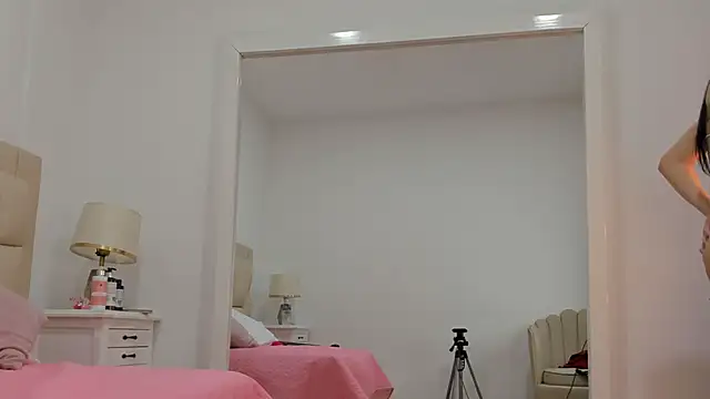 Snapshot of SkinnyGirl_28 chatting on October 22, 8:41 pm SkinnyGirl 28 online show from October 22, 8:41 pm