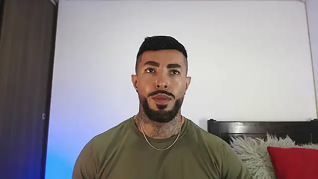 andrea de lucaa online show from April 5, 8:50 pm