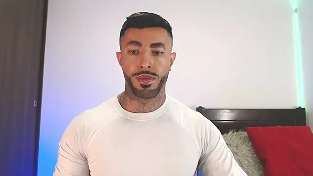 Snapshot of andrea_de_lucaa chatting on April 23, 4:35 am andrea de lucaa online show from April 23, 4:35 am