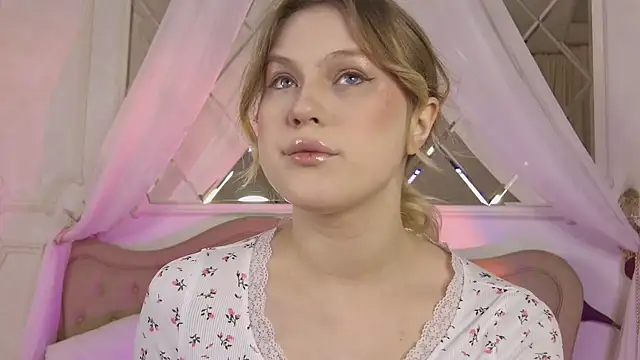 Snapshot of CaitlinSugar chatting on May 12, 4:42 am CaitlinSugar online show from May 12, 4:42 am