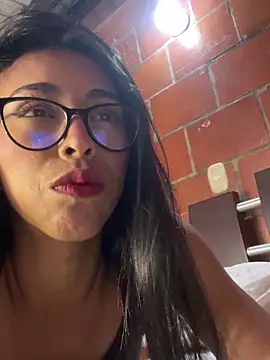 Snapshot of Emma__cumlovee chatting on May 7, 11:48 am Emma cumlovee online show from May 7, 11:48 am