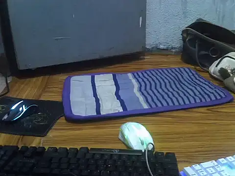 Snapshot of charms_virgin chatting on September 12, 1:28 am charms virgin online show from September 12, 1:28 am