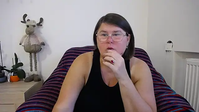 Snapshot of icyheart888 chatting on October 9, 8:34 am icyheart888 online show from October 9, 8:34 am