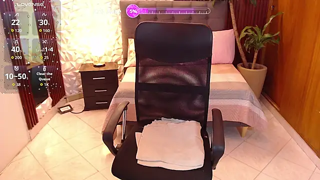 Snapshot of veronica_em1 chatting on February 12, 1:06 pm veronica em1 online show from February 12, 1:06 pm