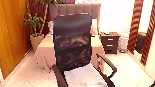 Snapshot of veronica_em1 chatting on March 3, 1:28 pm veronica em1 online show from March 3, 1:28 pm