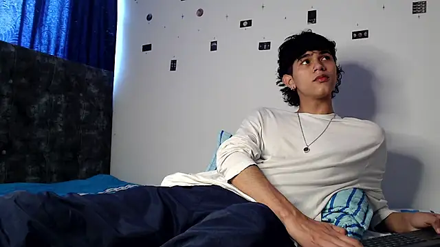 Snapshot of alexmark_ chatting on May 4, 6:59 pm alexmark online show from May 4, 6:59 pm