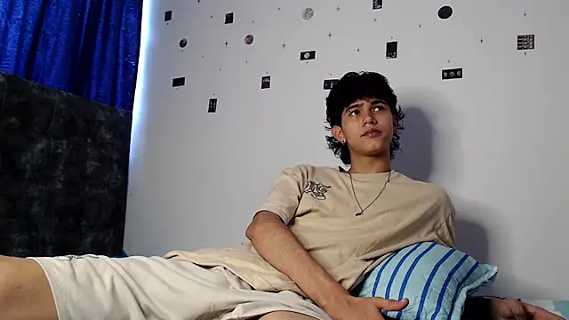 Snapshot of alexmark_ chatting on May 6, 6:13 pm alexmark online show from May 6, 6:13 pm