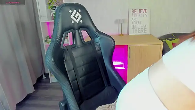 Snapshot of Alis_Platt chatting on February 8, 12:47 am Alis Platt online show from February 8, 12:47 am