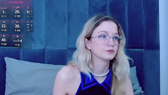 MaeLili online show from December 3, 4:09 am