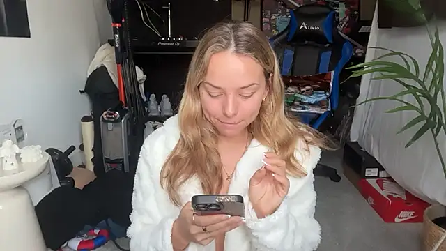 KayleeBella online show from March 15, 9:04 am