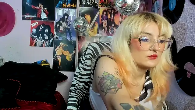 Snapshot of Avril_Maria chatting on April 18, 11:38 pm Avril Maria online show from April 18, 11:38 pm